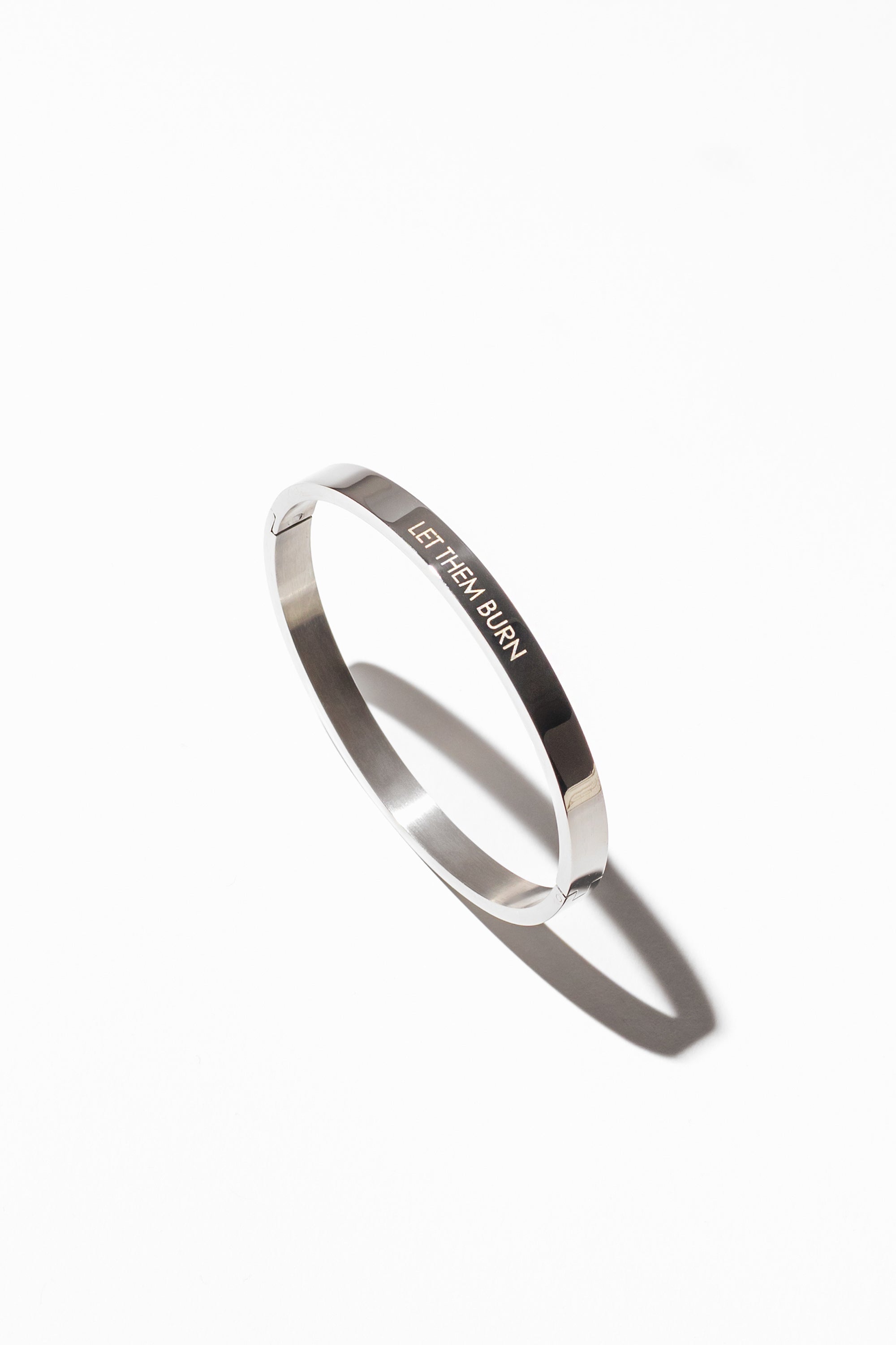 BRANSOLETKA ŚWIECI JASNO, POZWÓL IM PŁONĄĆ