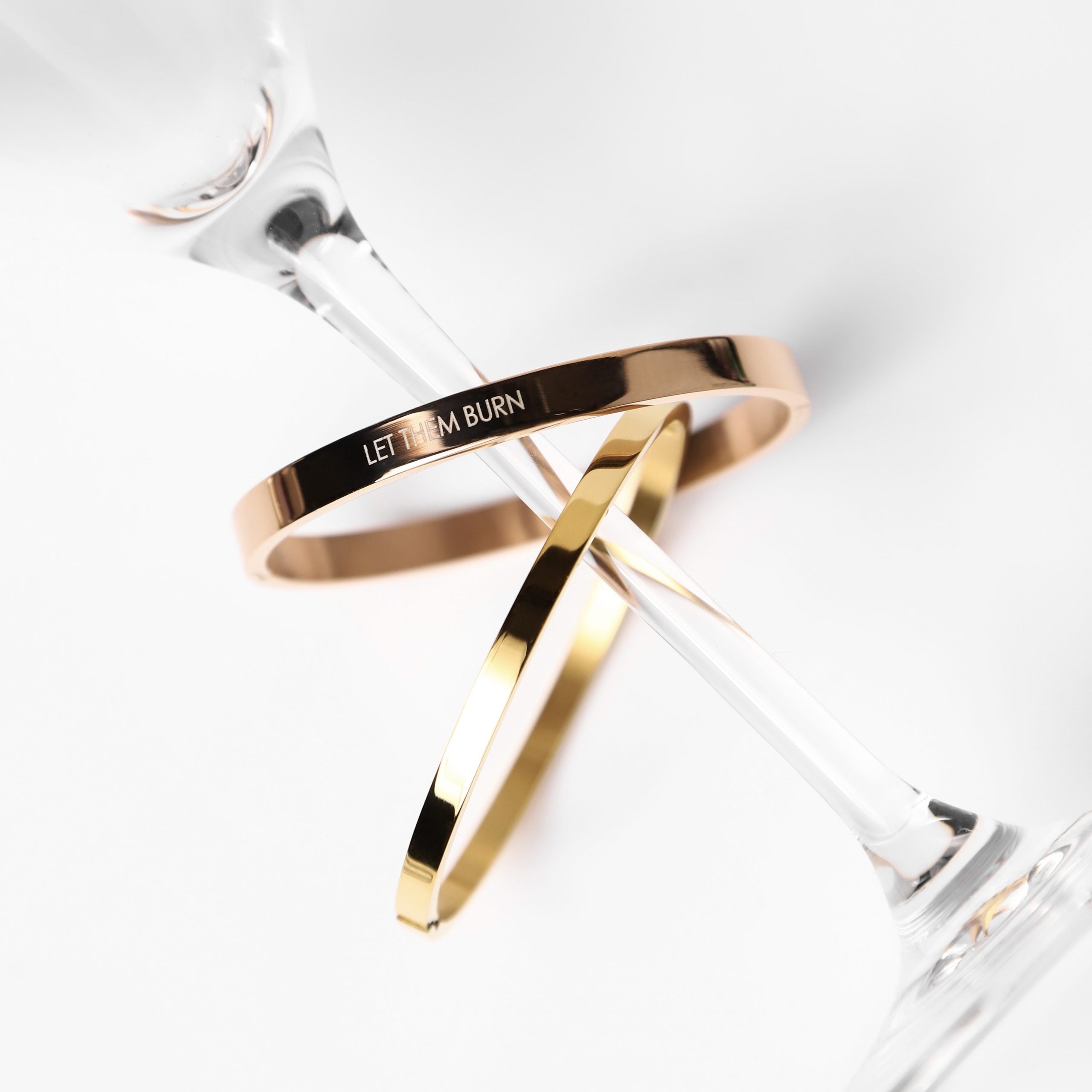 BRANSOLETKA ŚWIECI JASNO, POZWÓL IM PŁONĄĆ